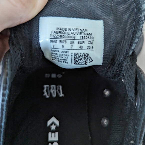 All black leather Converse shoes - Picture 2 of 4